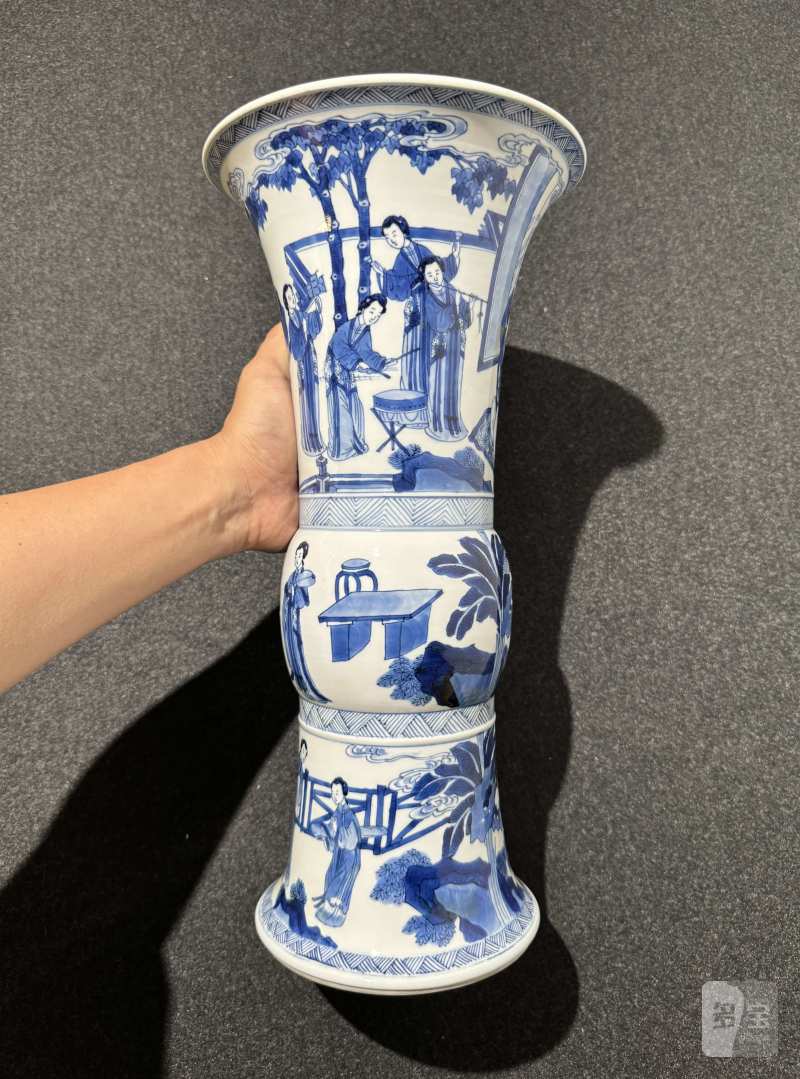 清康熙 青花鸳鸯绦故事图花觚 - 图4